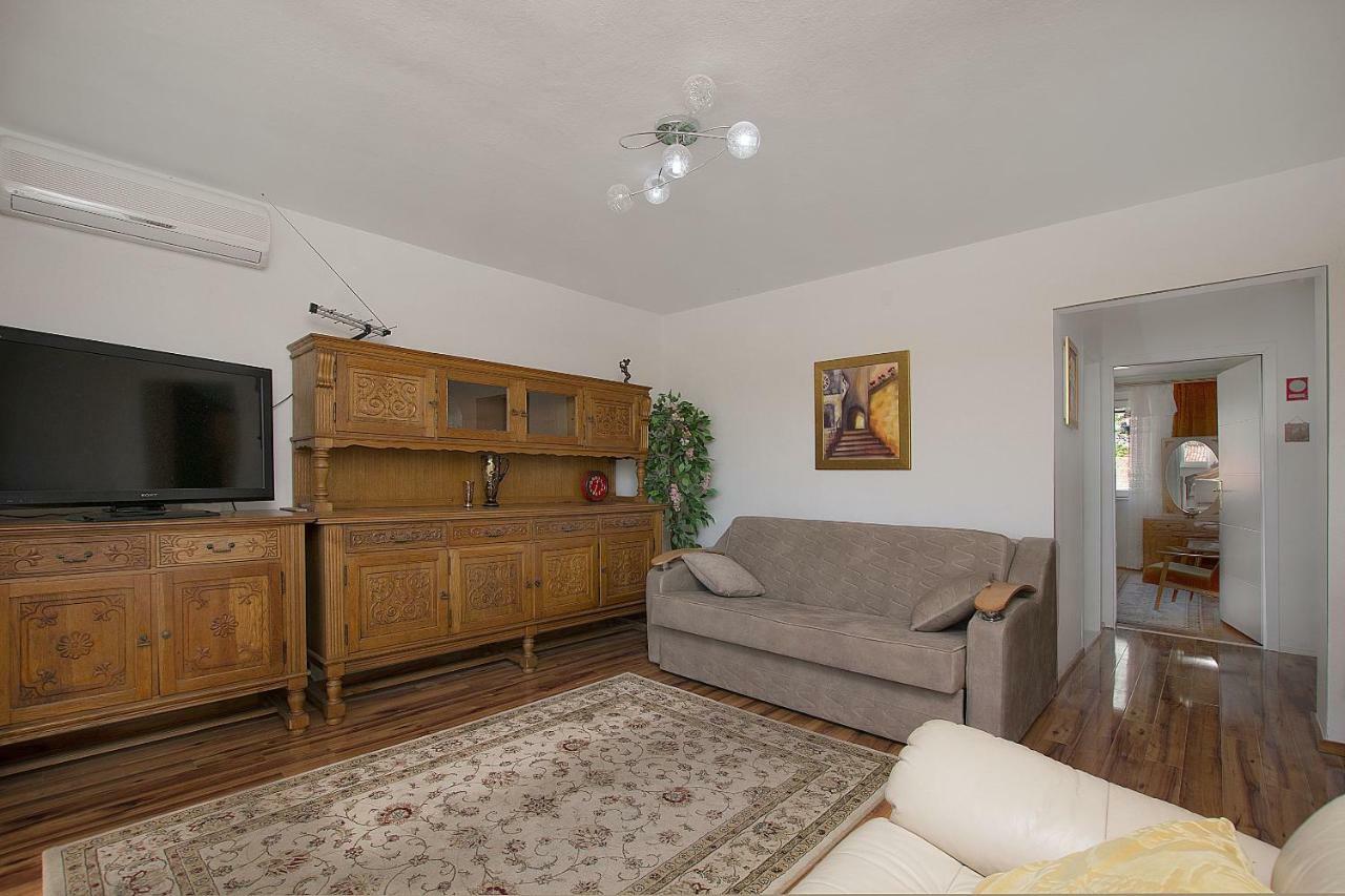 Apartment Nansy Omis Room photo